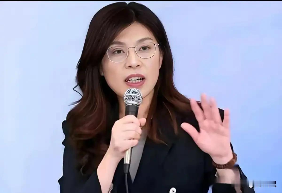 郑丽文这回算是说了句大实话，直接戳破了民进党那层窗户纸。
 
她说“从来不是一个