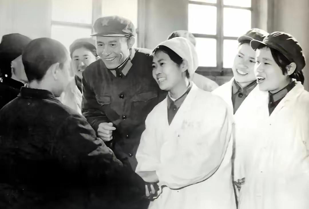 上世纪80年代，驻康定基层部队医院的一个小护士黄晓兰即将转业，按照有关程序：“她