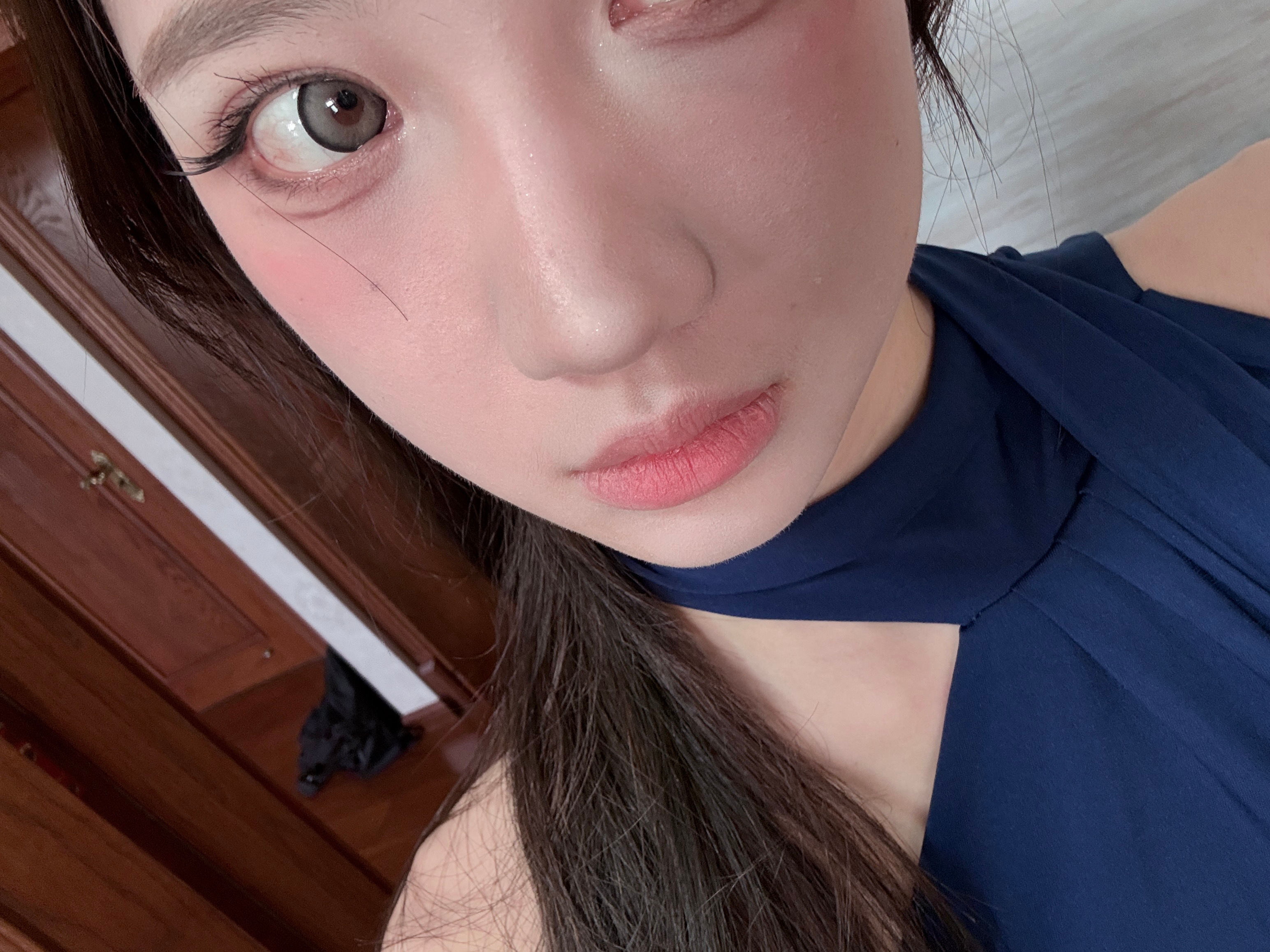 现在的国货真的惊呆我了好好看啊..而且我平时嘴巴唇纹很深的要么我一直涂镜面唇釉或