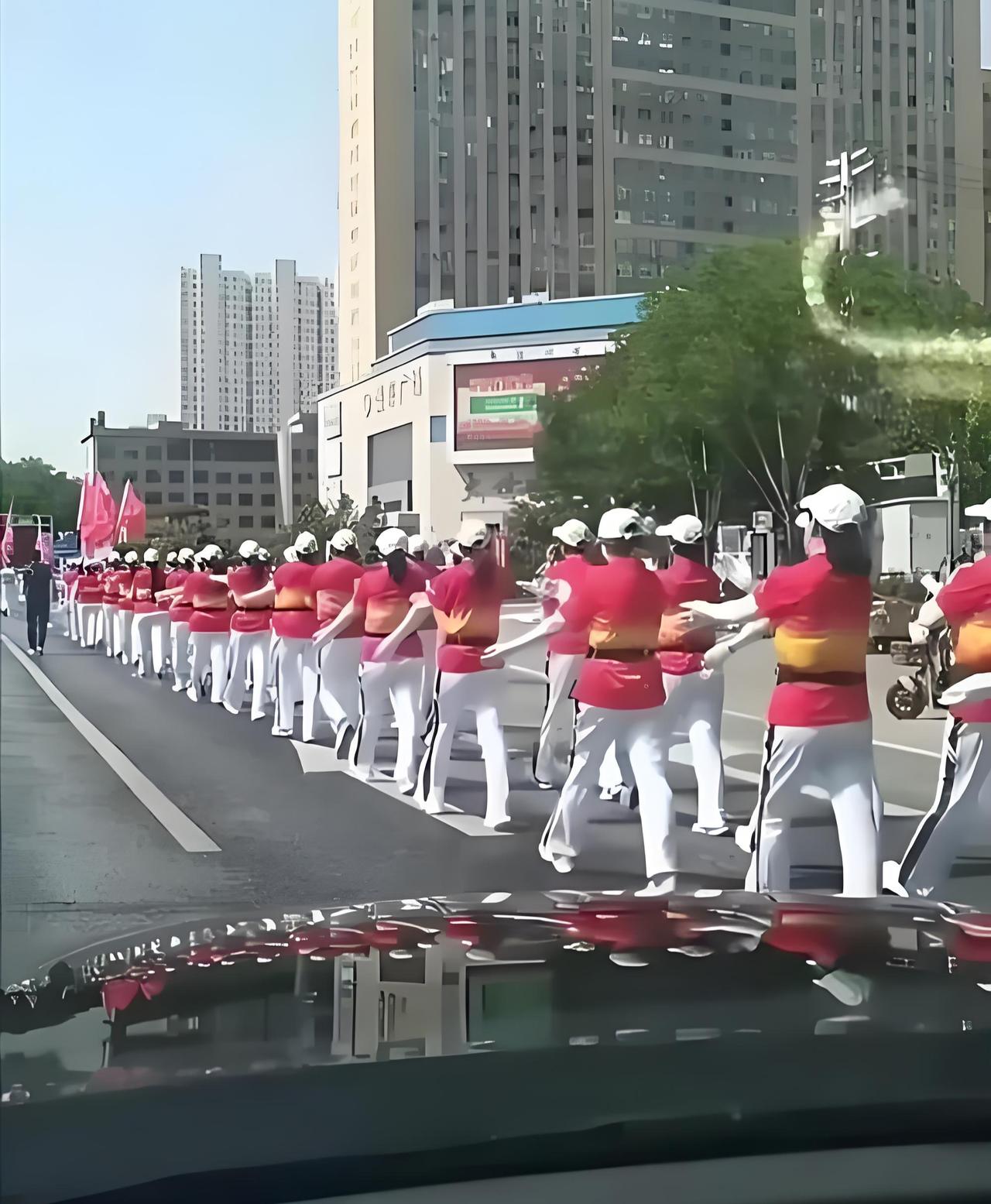 说白了，暴走团贴反光贴上街暴走，就是既作死、又怕死！暴走团很横，在街道上目空一切