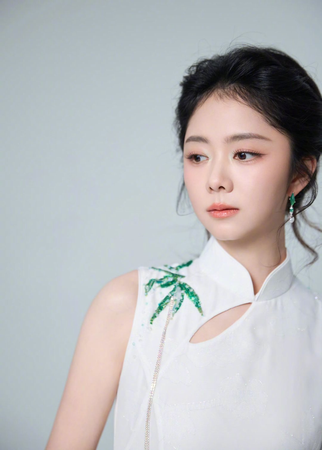 谭松韵盘发旗袍裙谭松韵身穿白色新中式旗袍搭配盘发，尽显温婉东方韵味！素雅造型勾勒