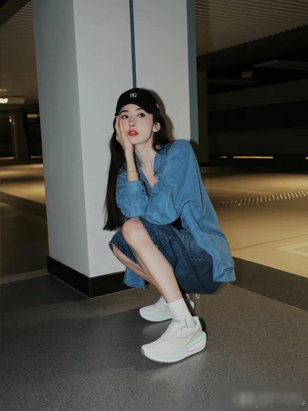 古力娜扎今日靓照分享，穿牛仔色衬衫配七分裤，怀抱宠物狗好惬意！ ​​​