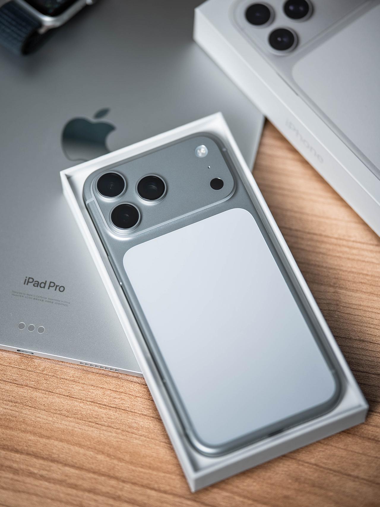 这次的 iPhone 17 Pro Max 银色版，有种即熟悉又特别的感觉。
