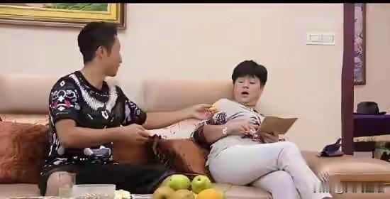 邹市明把拳王金腰带带回家，递给岳母看。老人掂了掂，只说挺沉，随手放到一边，转身又