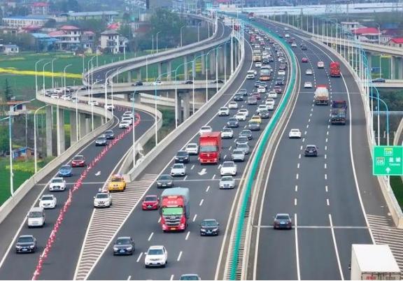 14亿中国人养不起高速？8年亏空6万亿，美国高速免费却能盈利。美国的高速随便上，