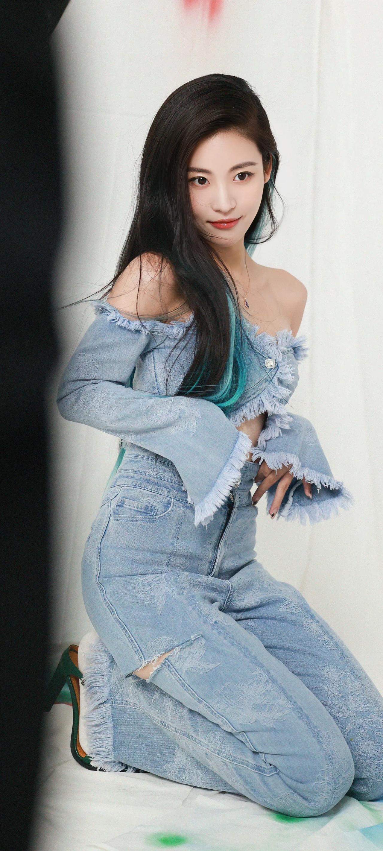 孙芮肆意喷绘大片，超强镜头感定