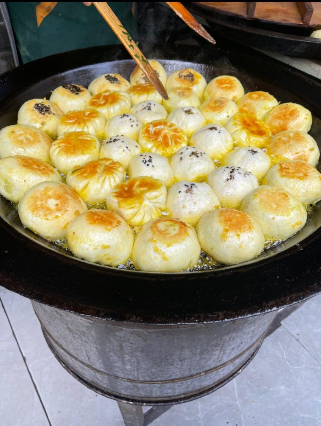 上海大哥感叹河南水煎包太实在了你怎么看？
上海大哥感叹河南水煎包实在，这一点我超