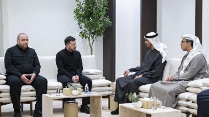 打了四年的仗，乌克兰不仅没垮，反而做起了军火输出的买卖。泽连斯基从中东带来一条重