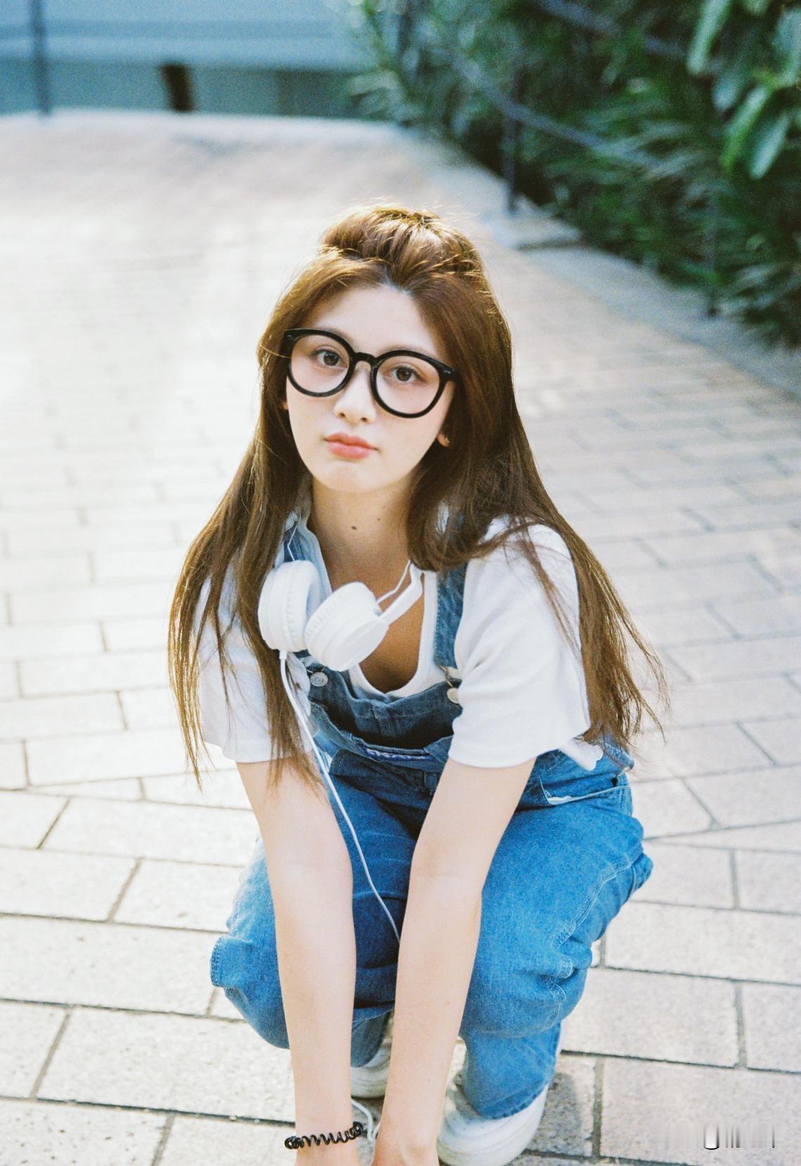 青春甜美少女，眼镜耳机搭配，元气满满的一天！😊✨