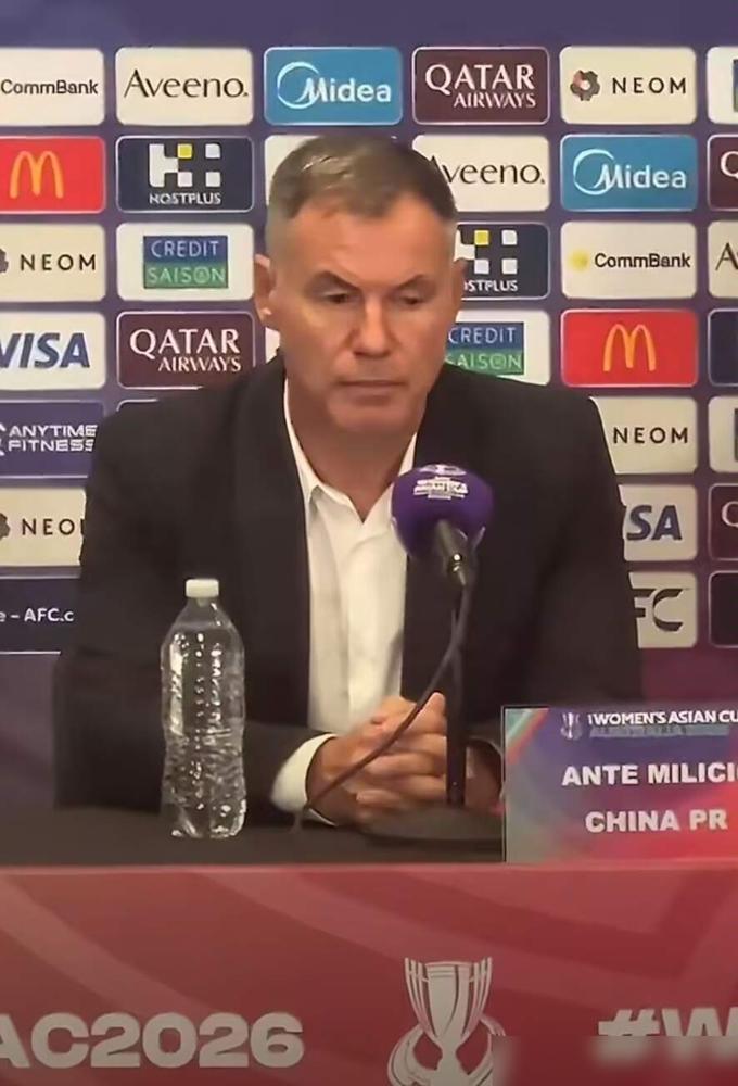 昨晚的女足亚洲杯半决赛，看完真的百感交集！
中国女足1-2不敌东道主澳大利亚，