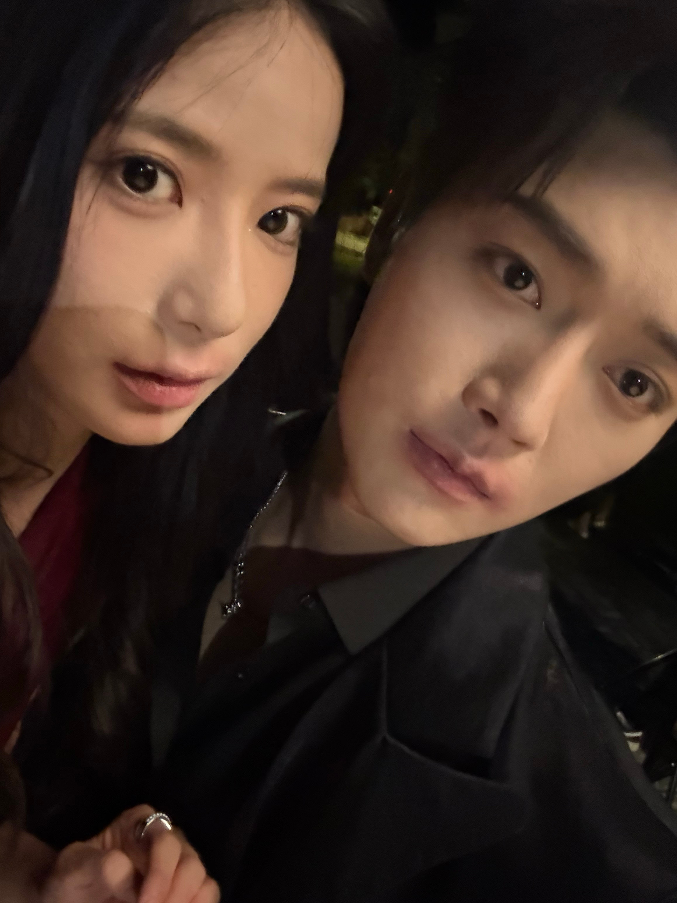 大半夜拍完💋戏的俩人… ​​​