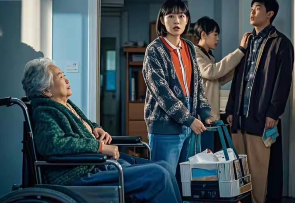 女儿要我把瘫痪婆婆接来伺候，否则就放弃高考，我同意了。

那天晚上，女儿红着眼睛