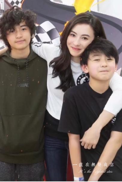 同为谢霆锋的孩子，可是待遇却差别这么大：一个穿地摊衣服，一个却是满身名牌，还有豪