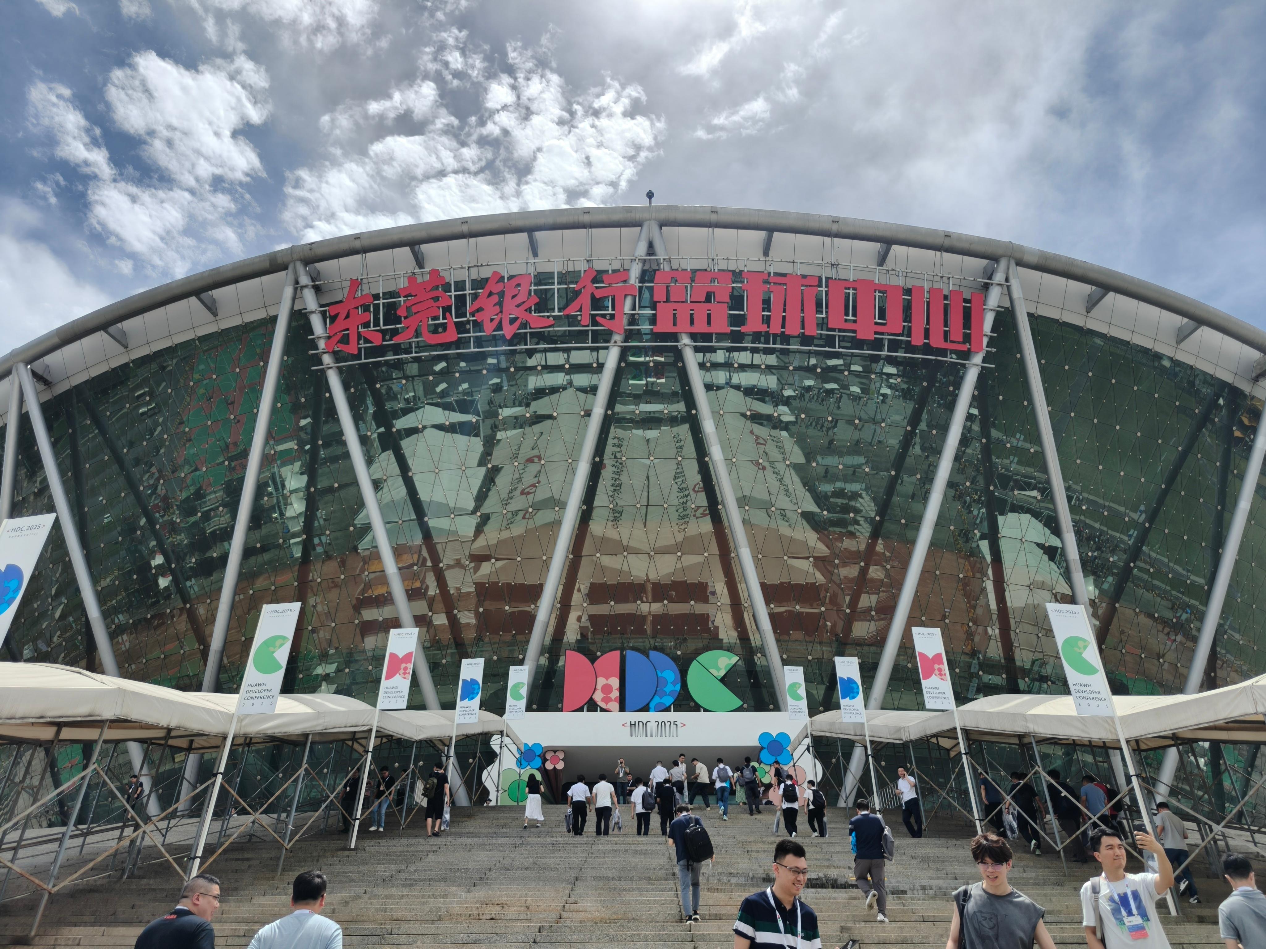 到华为开发者大会现场啦，重点听听鸿蒙系统接下来会有哪些新东西hdc2025 ​​