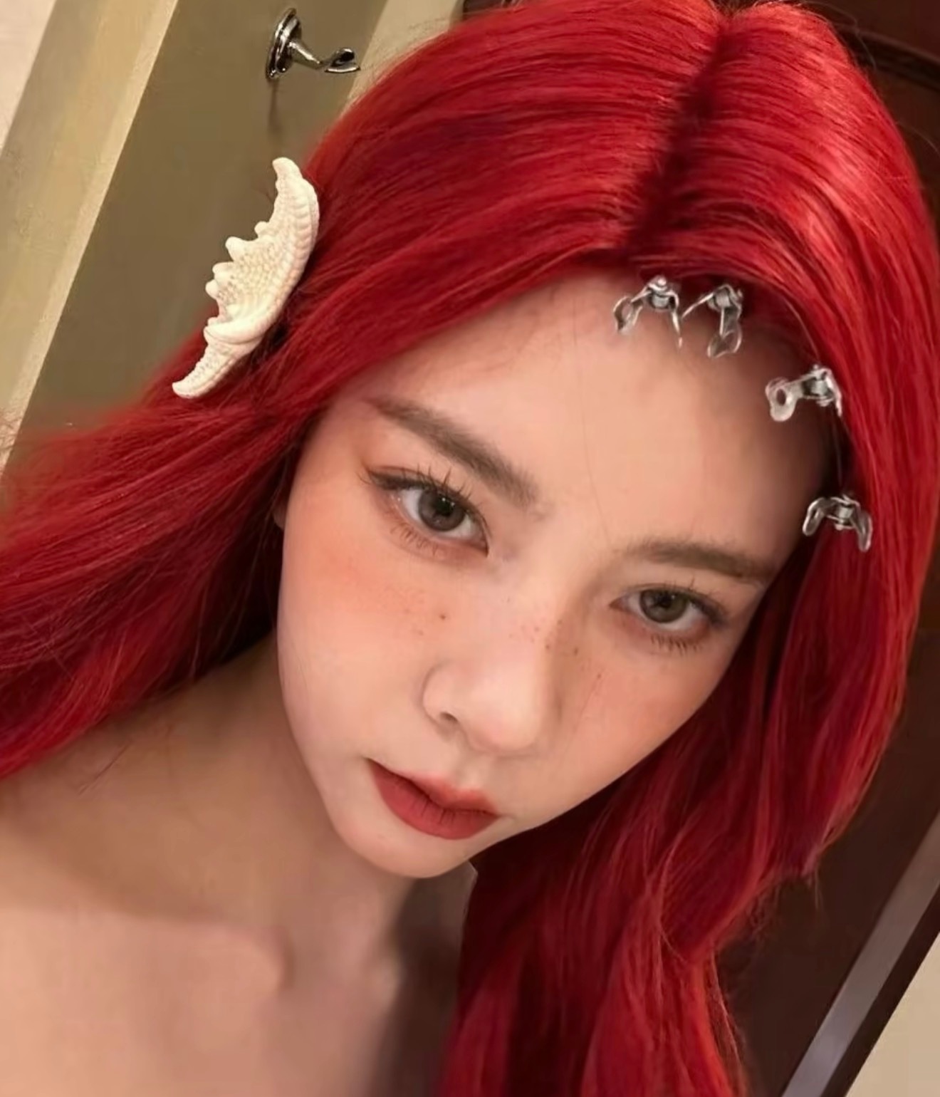 宋妍霏简直是真人版红发爱丽儿红发造型太惊艳，灵动又明媚，完美拿捏小美人鱼的浪漫感