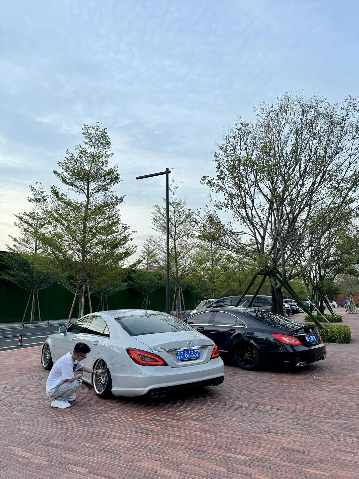 我故意向前走 其实回头看了无数次