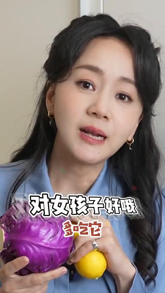 女孩子更应该多吃它。
女儿点了紫甘蓝配柠檬水，其实以前我女儿和我一样是不爱吃紫甘