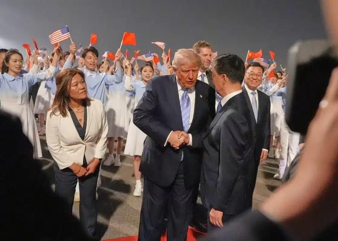 美联社这张照片显示，特朗普旁边的翻译也是尽心尽责，当总统与人讲话时，急忙弯腰，侧
