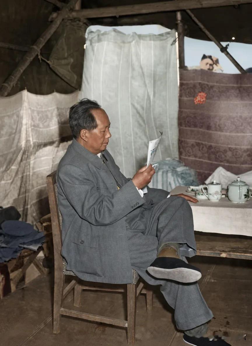 不止一次看见这张珍贵旧照，纵使环境简陋清苦，毛主席始终坚持读书阅报、勤学不辍。长