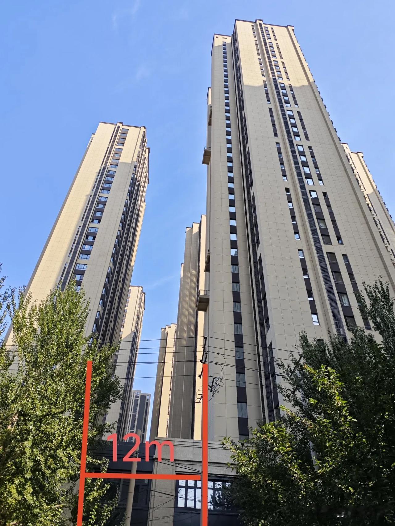 某大型国企盖的高层楼，楼间距12-18米，这是下午13点拍的照片，除了最上边几层