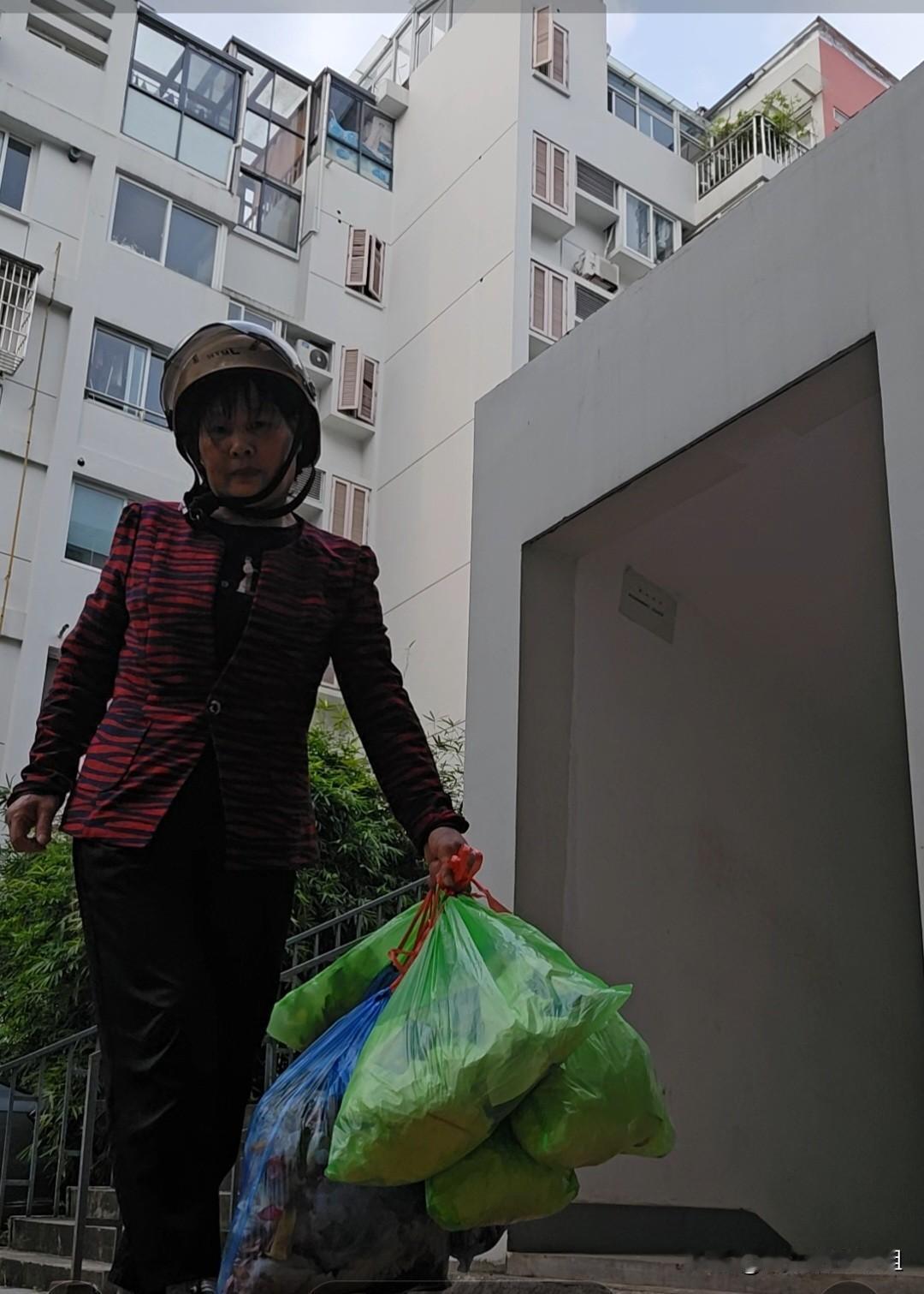 我是一名家政大姐，昨天打扫了三家客户，一共挣了520块。

我打扫卫生主要以固定