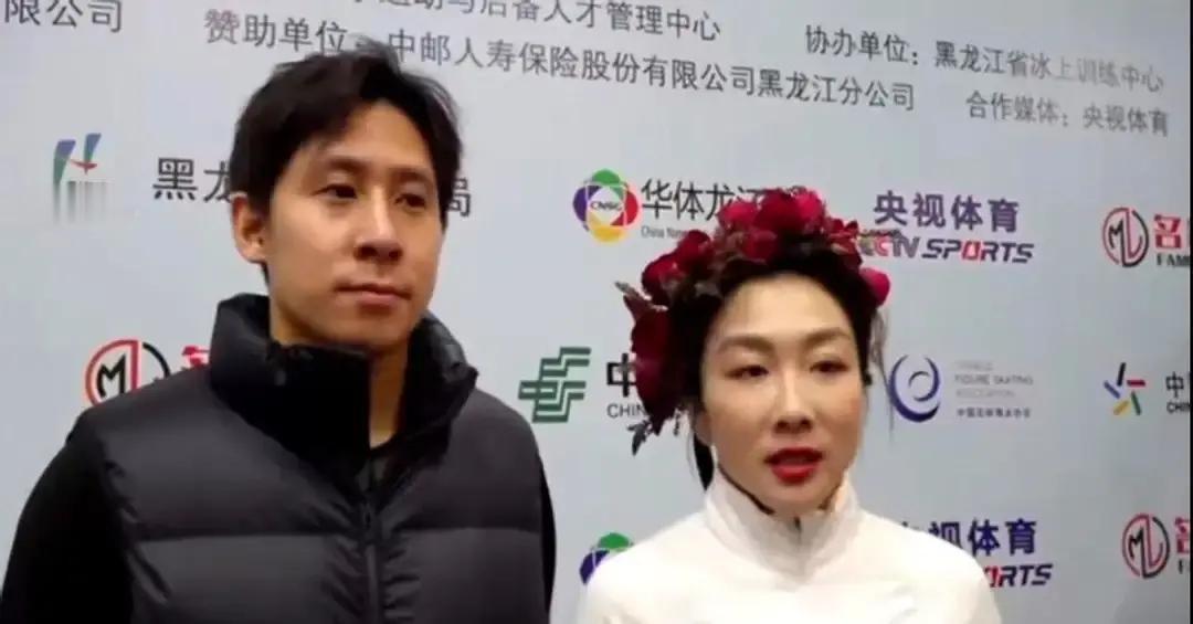 韩聪隋文静同框，眼神不再拉丝。
网友翻出十年前领奖台视频，韩聪一手搂腰一手举奖杯