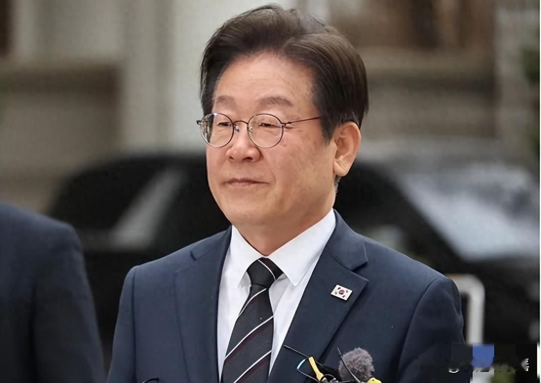 韩国最新消息！
4月20日，韩国总统李在明在印度新德里与印度总理莫迪握手，一纸联