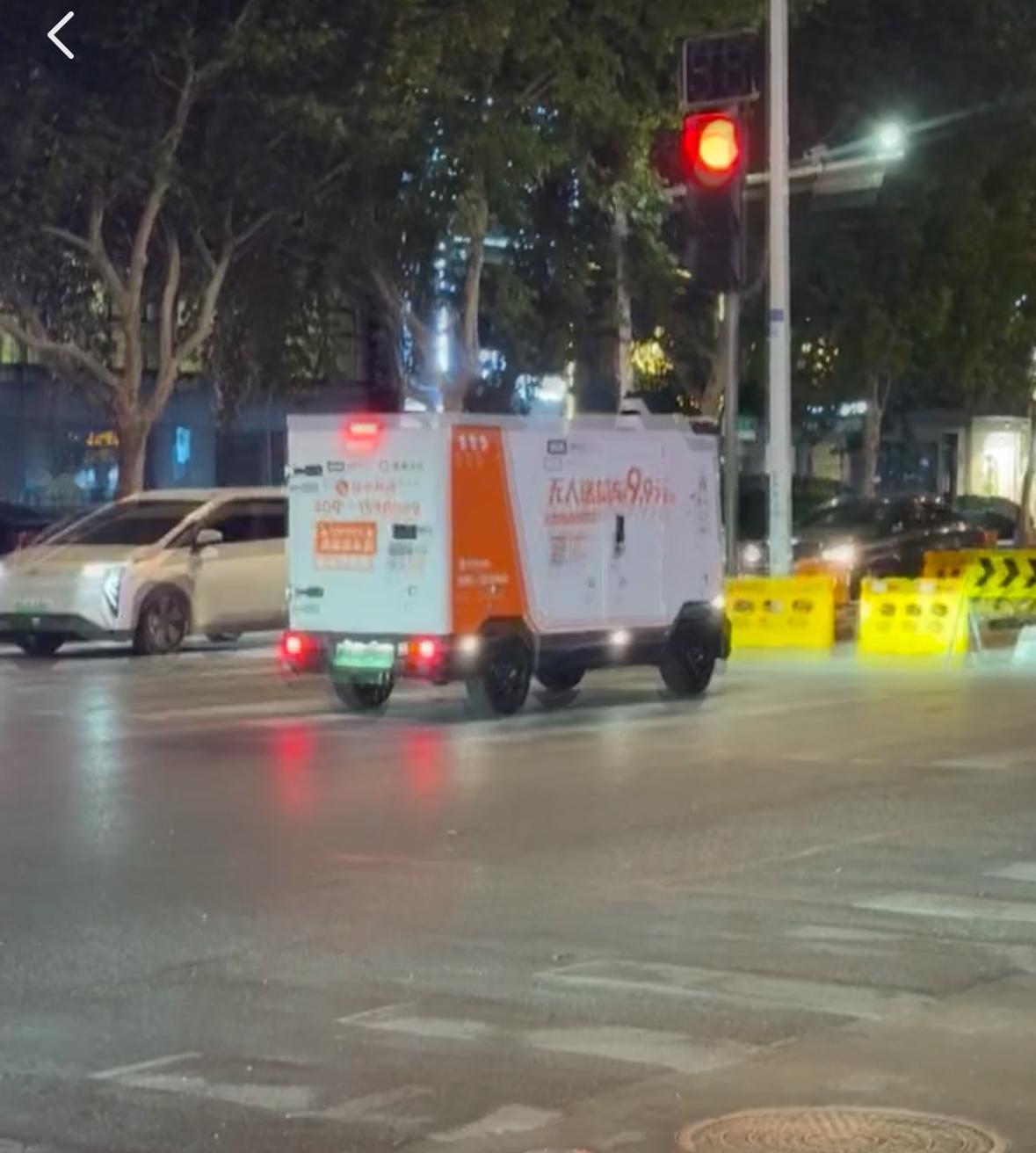 看无人驾驶快递车就像看笑话！

回老家的路上，我前面是一辆无人驾驶快递车，信号灯