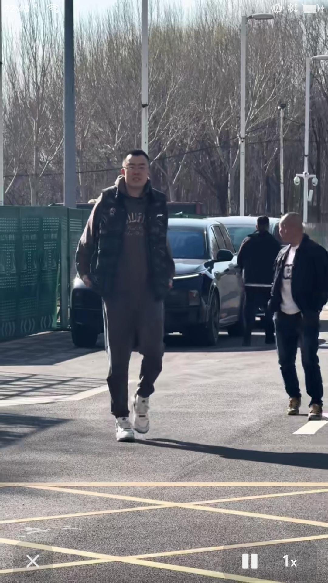 【前辽篮队长韩德君空降沈阳铁西体育场，现场观战中超辽京大战，为辽宁铁人助力。大韩