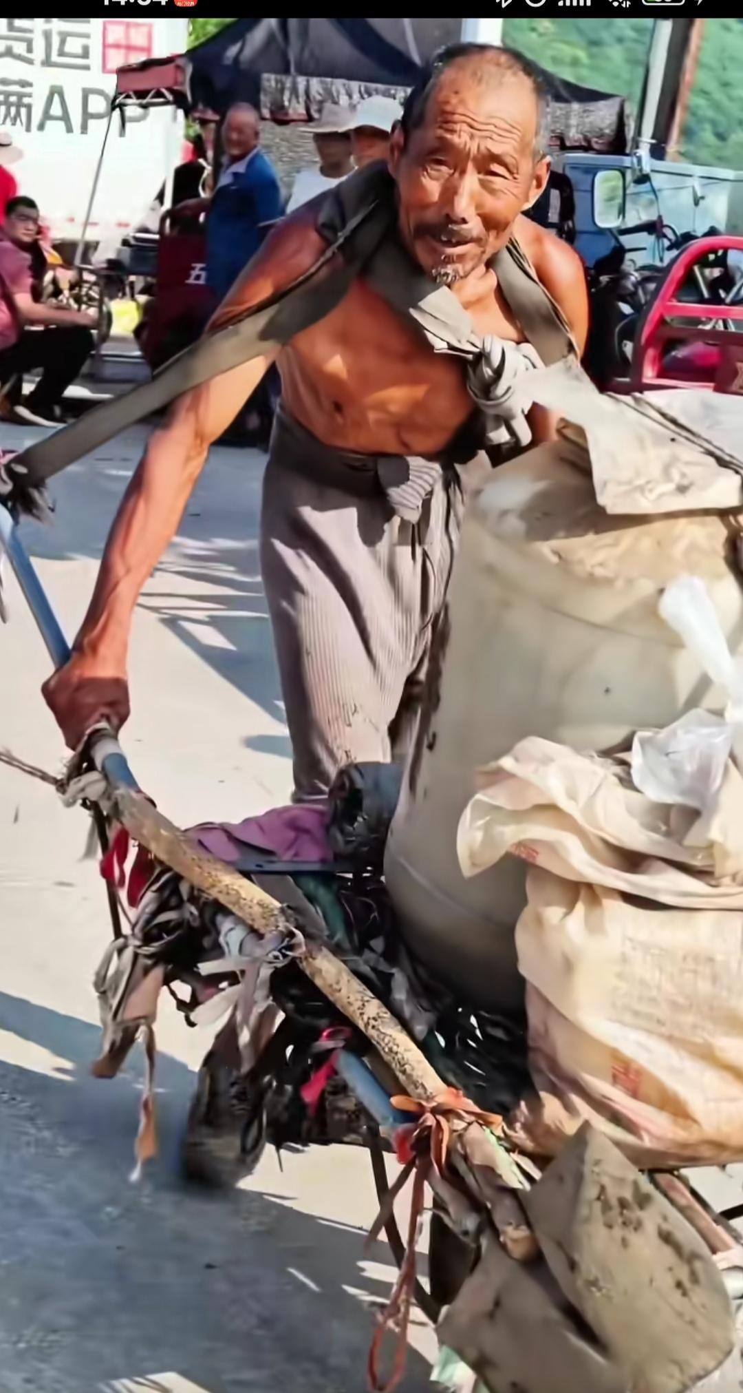 看着让人心揪！
农村老人着实可怜！
种两亩地，种子、农药、化肥，再加上机器松土，