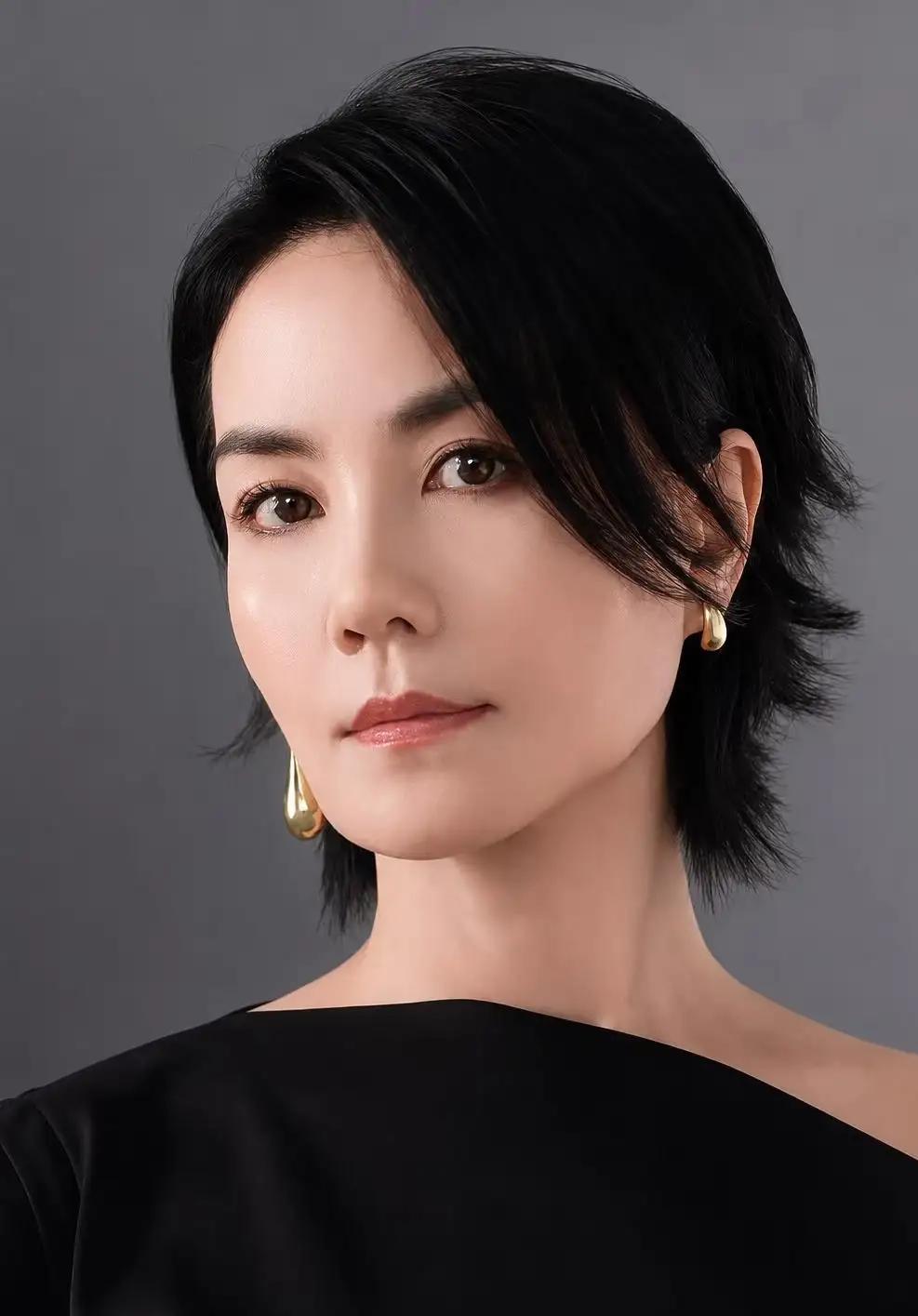 王菲两个女儿对待感情的状态，细想之下别有滋味。
 
姐妹二人拥有不错的生活基础，