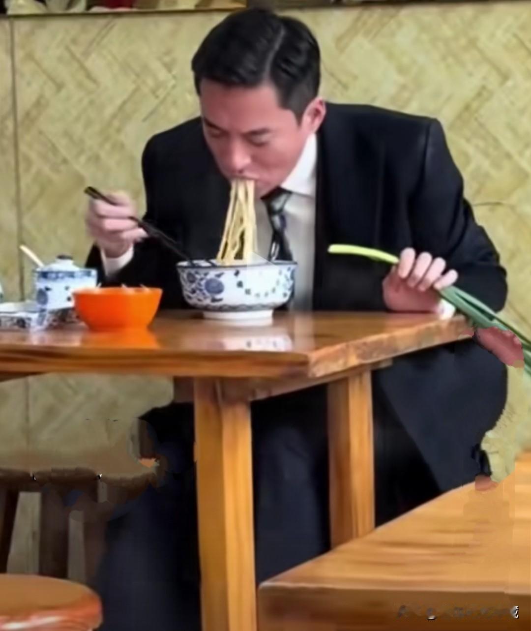 网红“霸总”在面馆吃面就大聪，被粉丝偷拍，看到有人拍摄，霸总露出羞涩的表情！一身