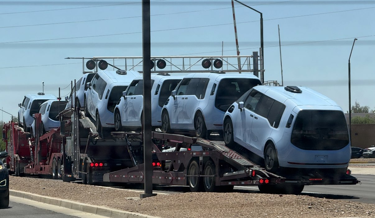 极氪给 Waymo 造的 Robotaxi，看来没受到太多的关税影响。 ​​​