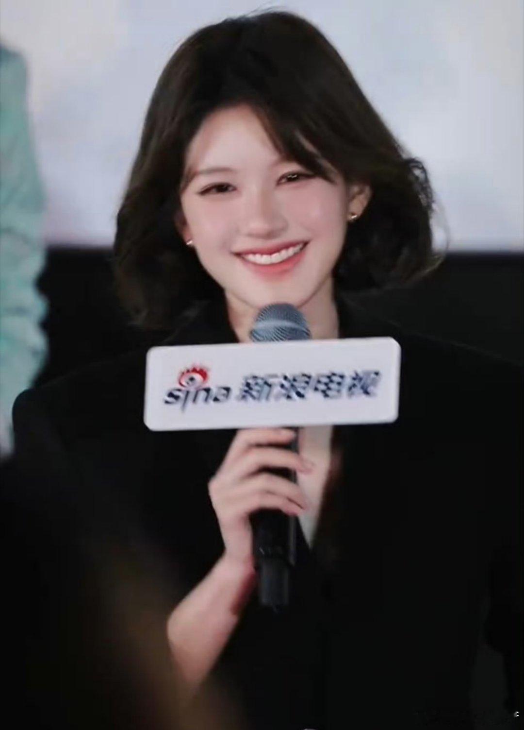 #赵露思哭了#赵露思哭了，可是笑起来也很甜美。#赵露思[超话]# ​​​