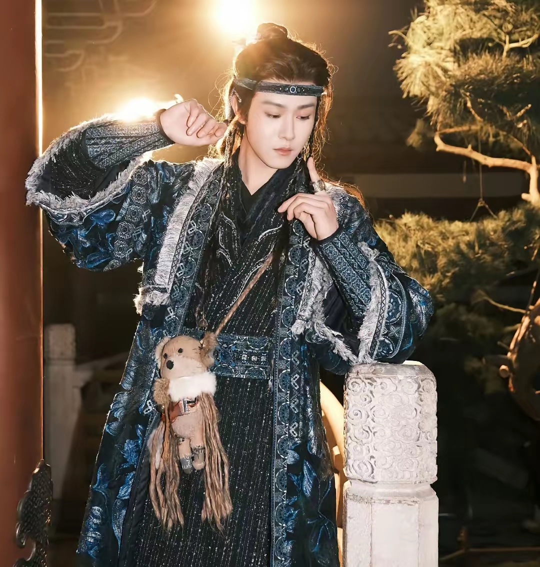 谁能料到《月鳞绮纪》播到现在，出圈最出圈的居然是田嘉瑞的造型。 