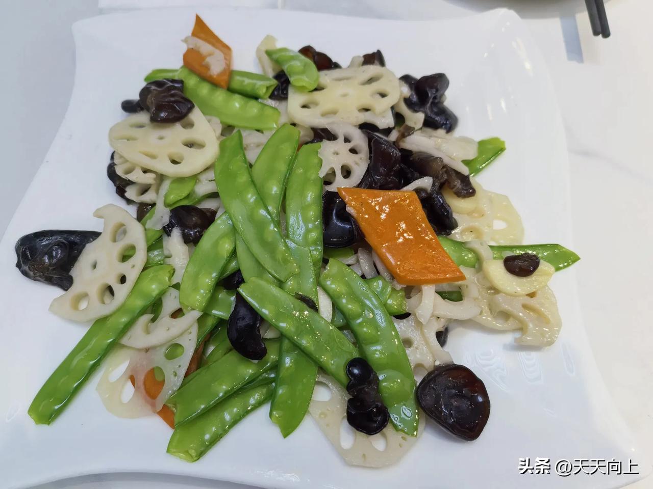 表弟来我家，我们一起去饺子店吃饭。点菜时，菜谱上有一道菜：荷塘月色，很婉约的菜名