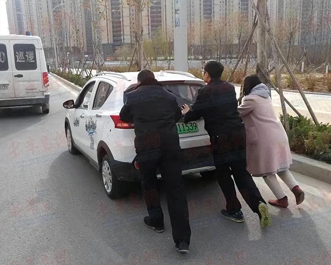 在城市通勤中，新能源车让不少乘客晕车不适。其电动机瞬间输出最大扭矩，加速迅猛，前