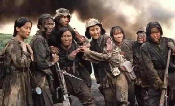 1942年，7名女电译员被鬼子包围，兽性大发的鬼子竟然想上前侮辱。突然，女战士们