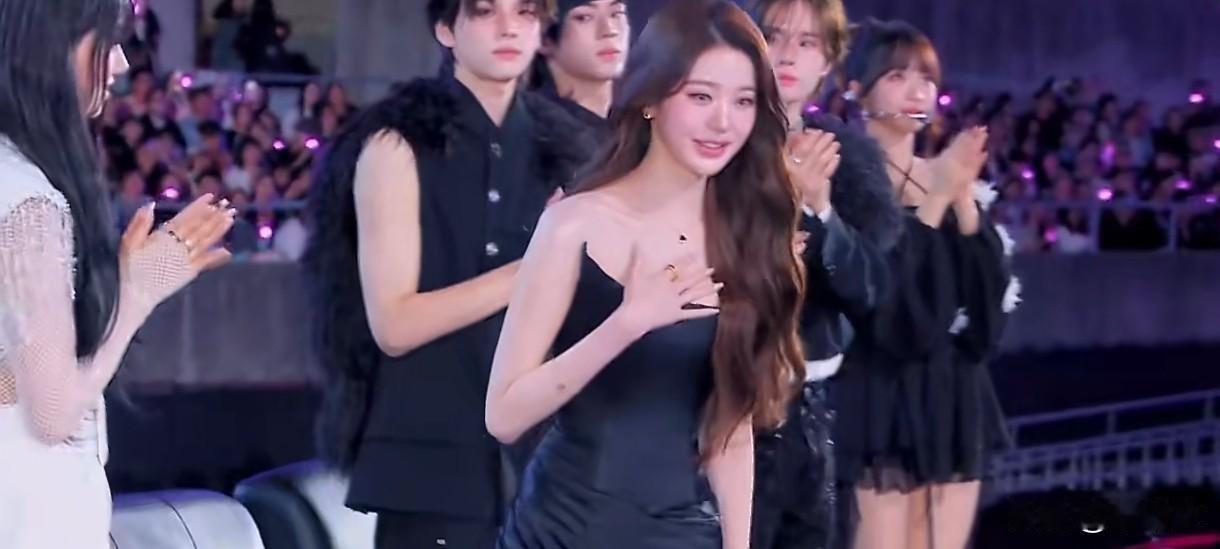 七年封神！张元英AAA弯腰奶音问候，成全球粉丝的情感暗号
 
2025年12月6