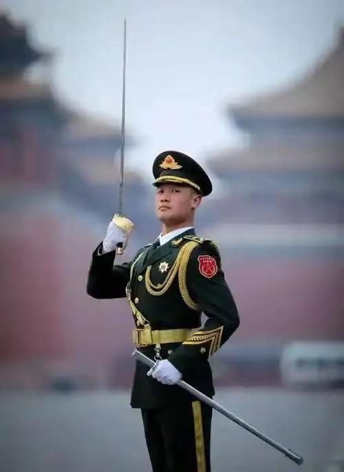 整齐划一来  源于苦练努力世界上任何成功都不是自然而来，是无数个日夜刻苦努力的结