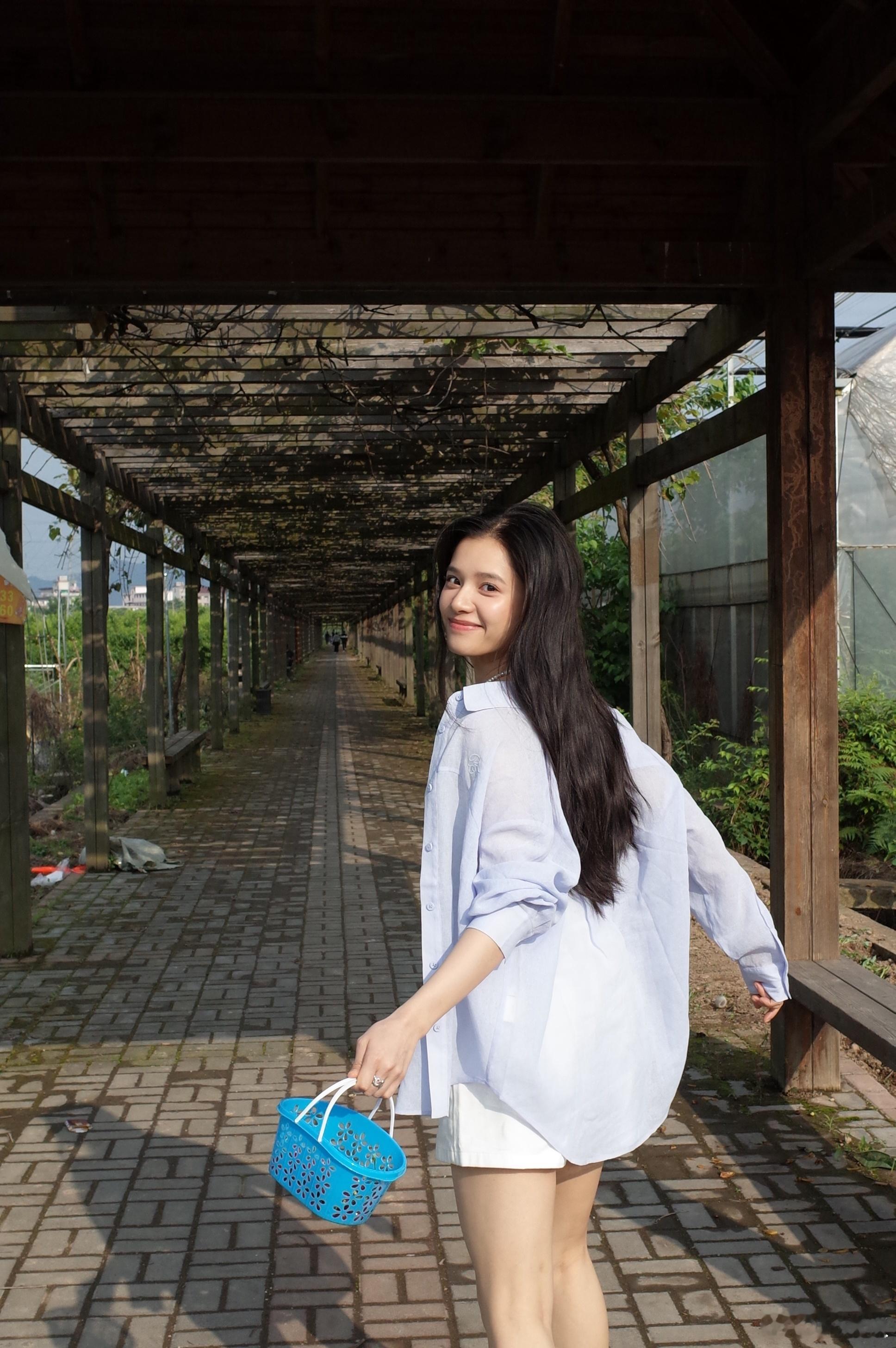 #张婧仪摘樱桃# 张婧仪六一plog来啦~春夏氛围感拉满[你好]好有生命力的美！