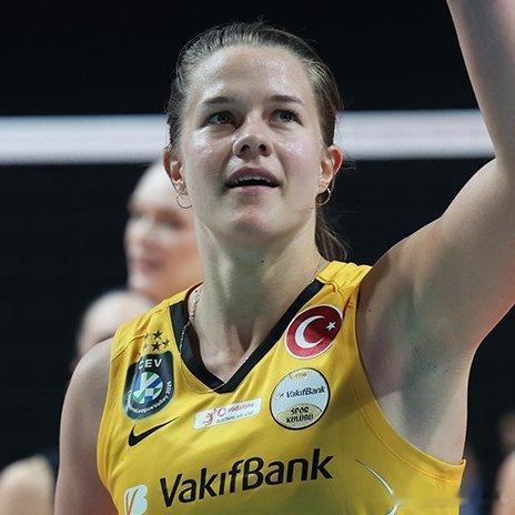 🇨🇦→🇮🇹“范·赖克倾向于意大利，她想在意大利打球。范·赖克已经与斯坎迪