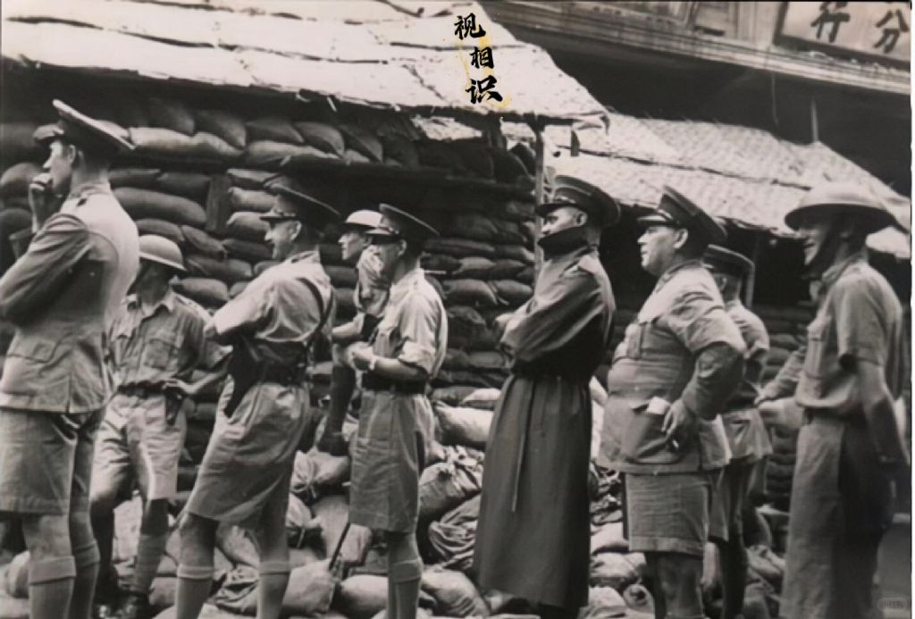 1937年，淞沪会战中，英军在租界“隔岸观火”时的照片，面对着战火纷飞，以及生灵...