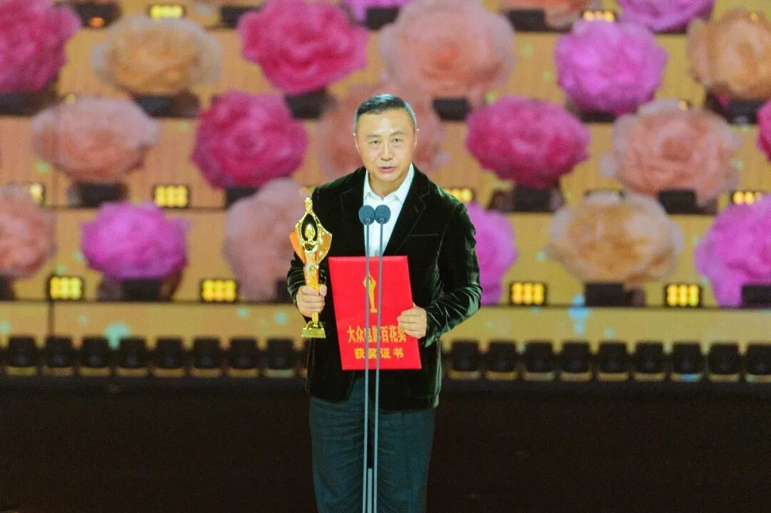 哪吒获奖无人站起惊蛰获奖全体起立百花奖这一幕，把内娱的圈层尊卑摆到台面上供所有人