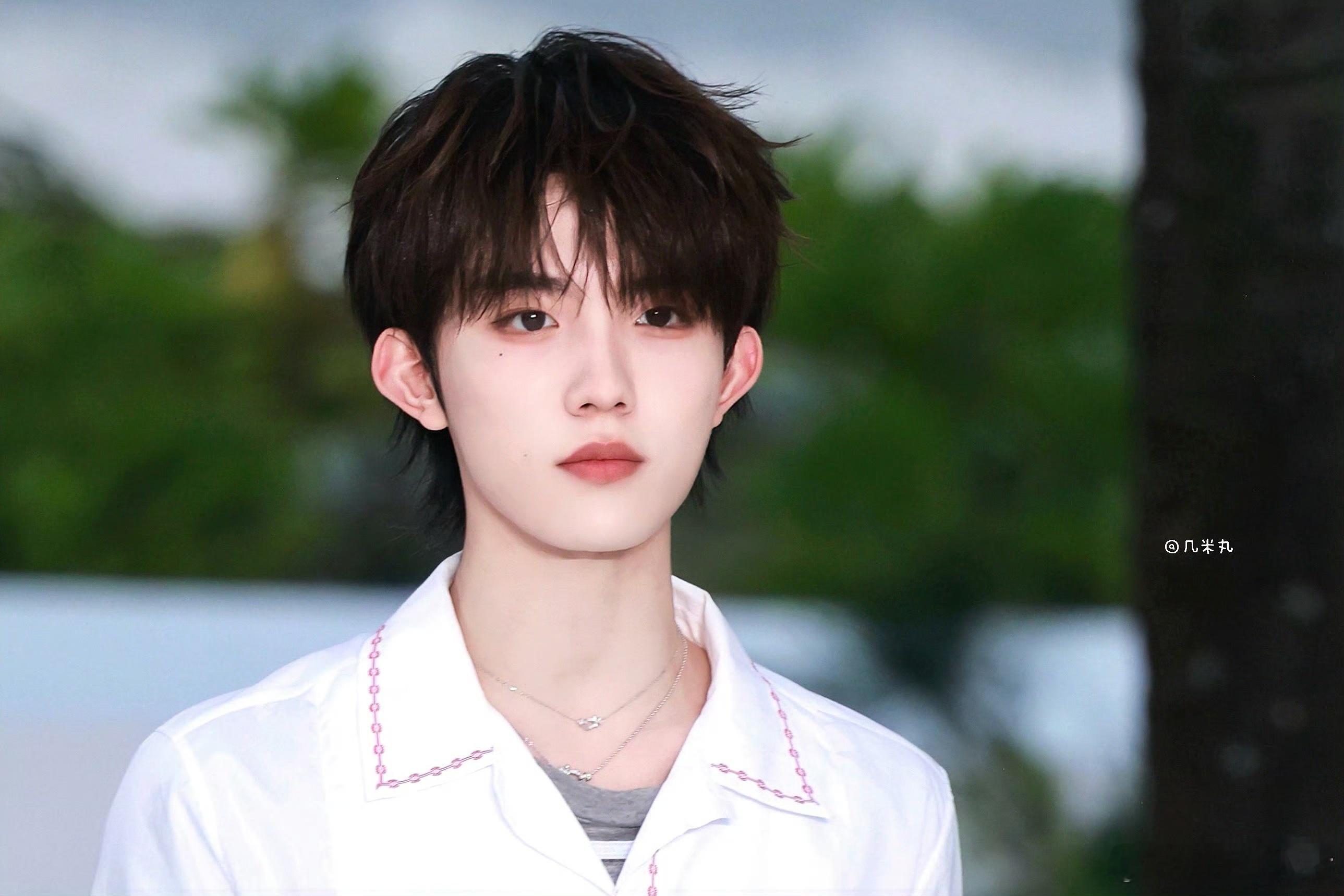 苏新皓露齿笑好明媚 因为苏新皓的笑，所以今晚的海口是好天气 ​​​