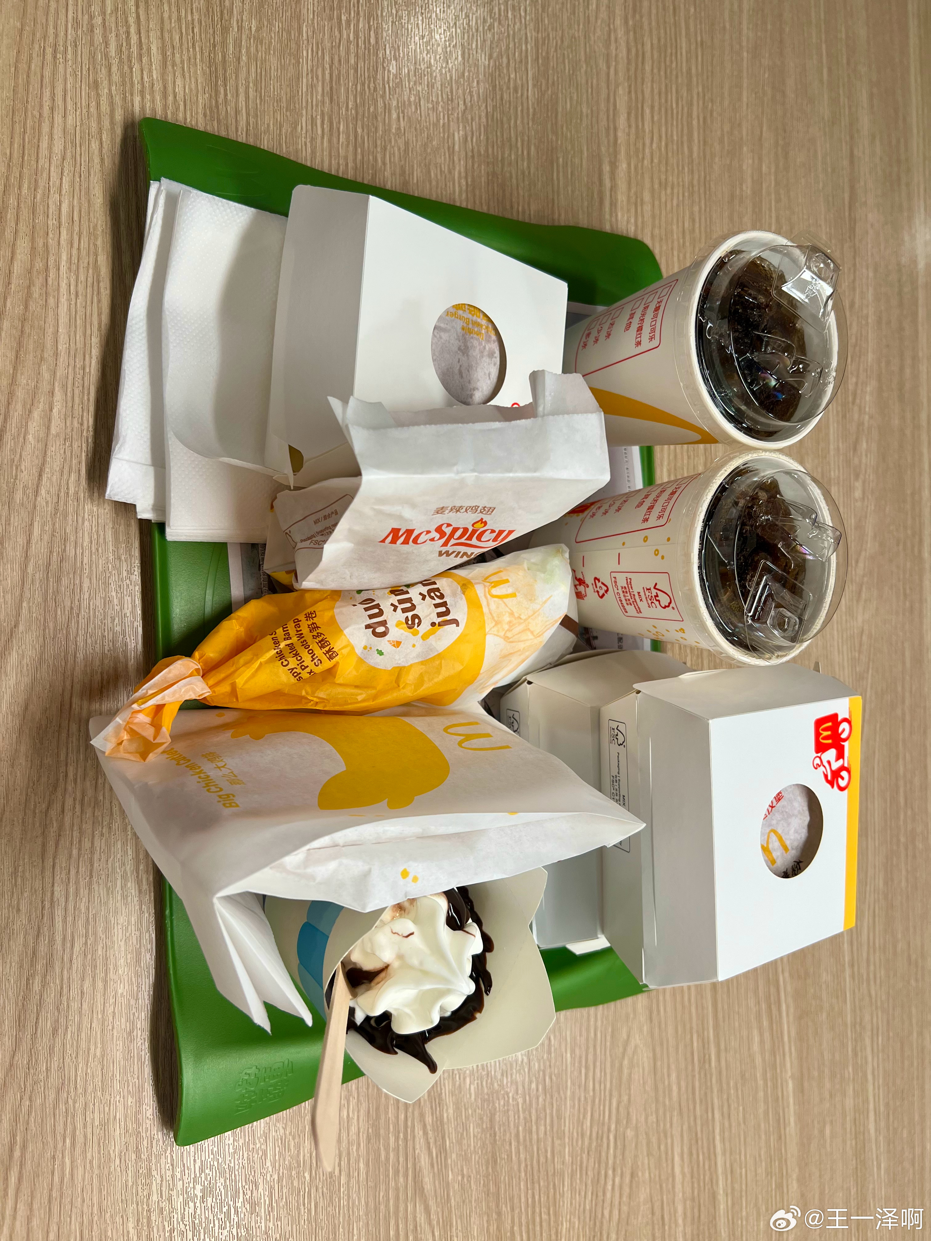 你好，汉堡打包一下，所有吗？ 是的，汉堡是打包给我老婆的，他在加班😐 