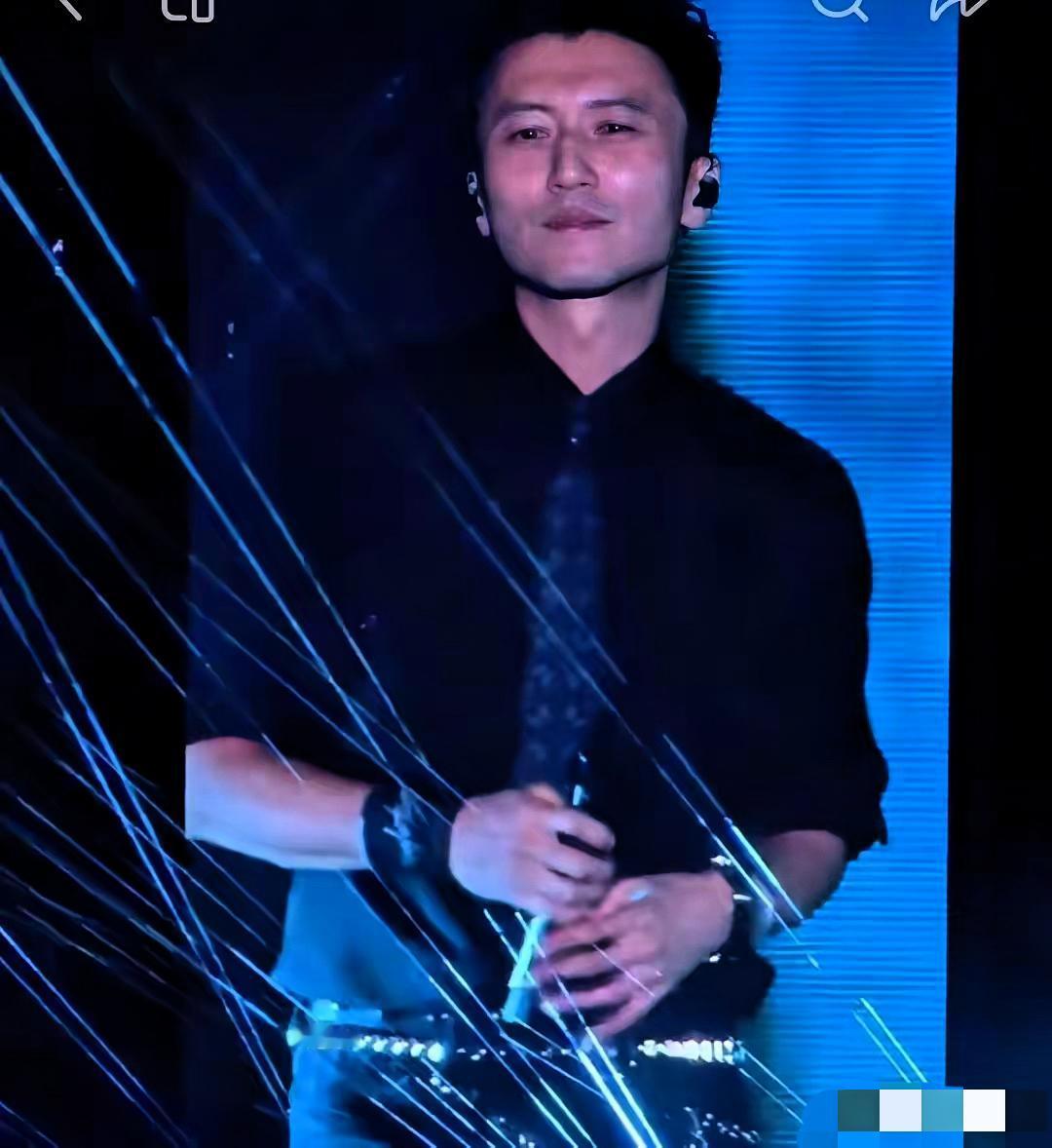 我严重怀疑，
谢霆锋爸爸去世，还要开演唱会
不是为了圈钱，也不是为了翻红，纯粹是