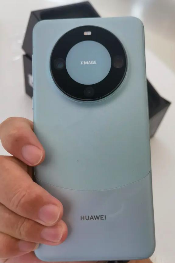 手持华为Mate 60 Pro跟OPPO Find N3 Flip，体验感怎么样