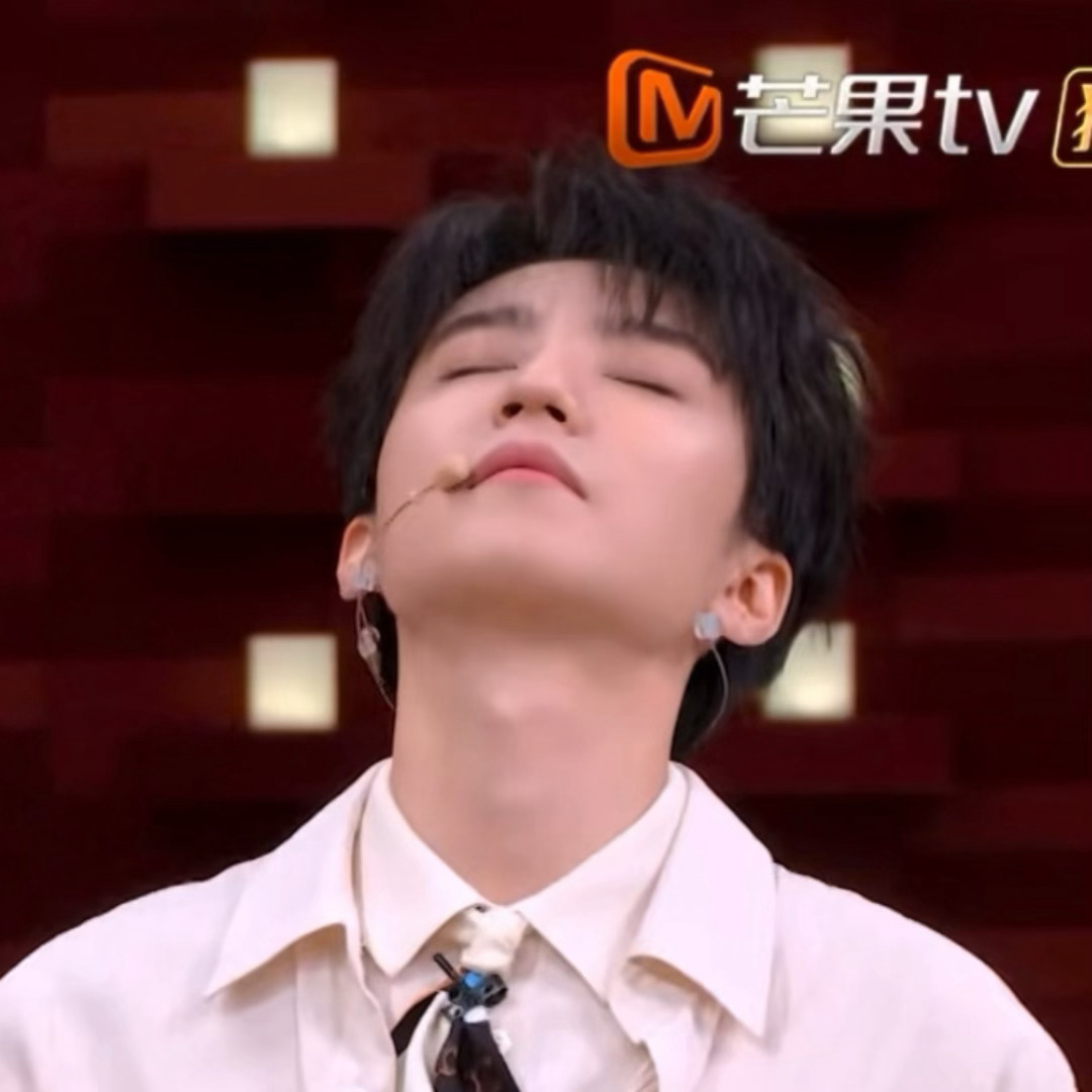 其实刚闭眼睛抬头的时候瞬间露出来的喉结好性感吧🥵哥哥你知不知道你这样闭着眼抬头