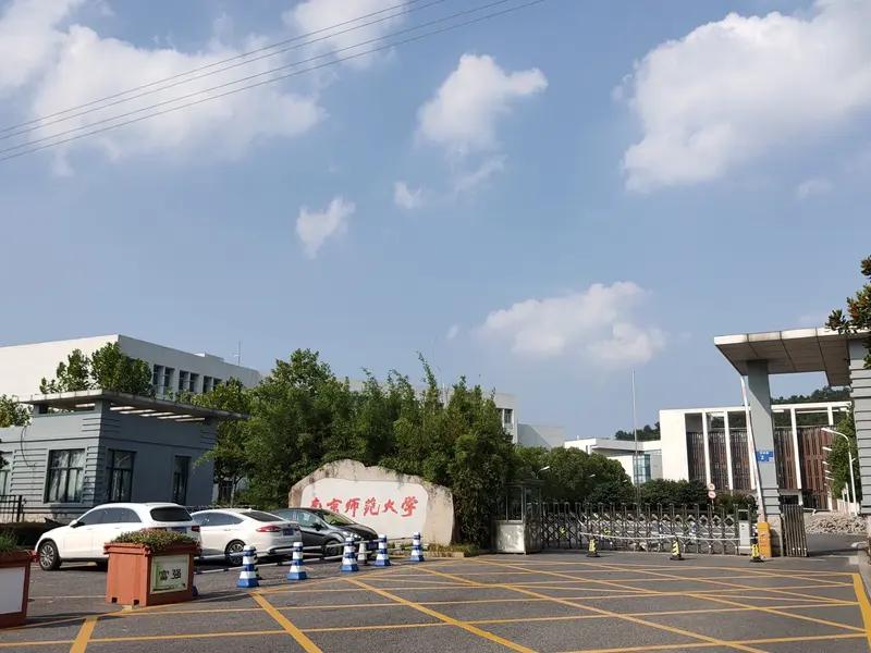 文科生，他还是要报师范类。不管学生少不少教师这个职业还是很喜欢。

女孩子，文科